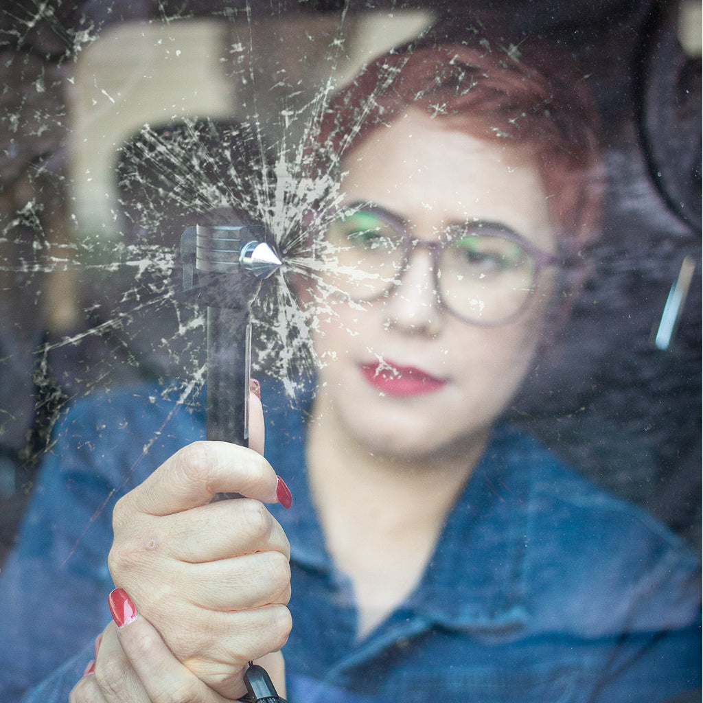 4-in-1 Auto Safety Tool with COB Flashlight – Magnetic Head, Steel Tip, and Concealed Blade